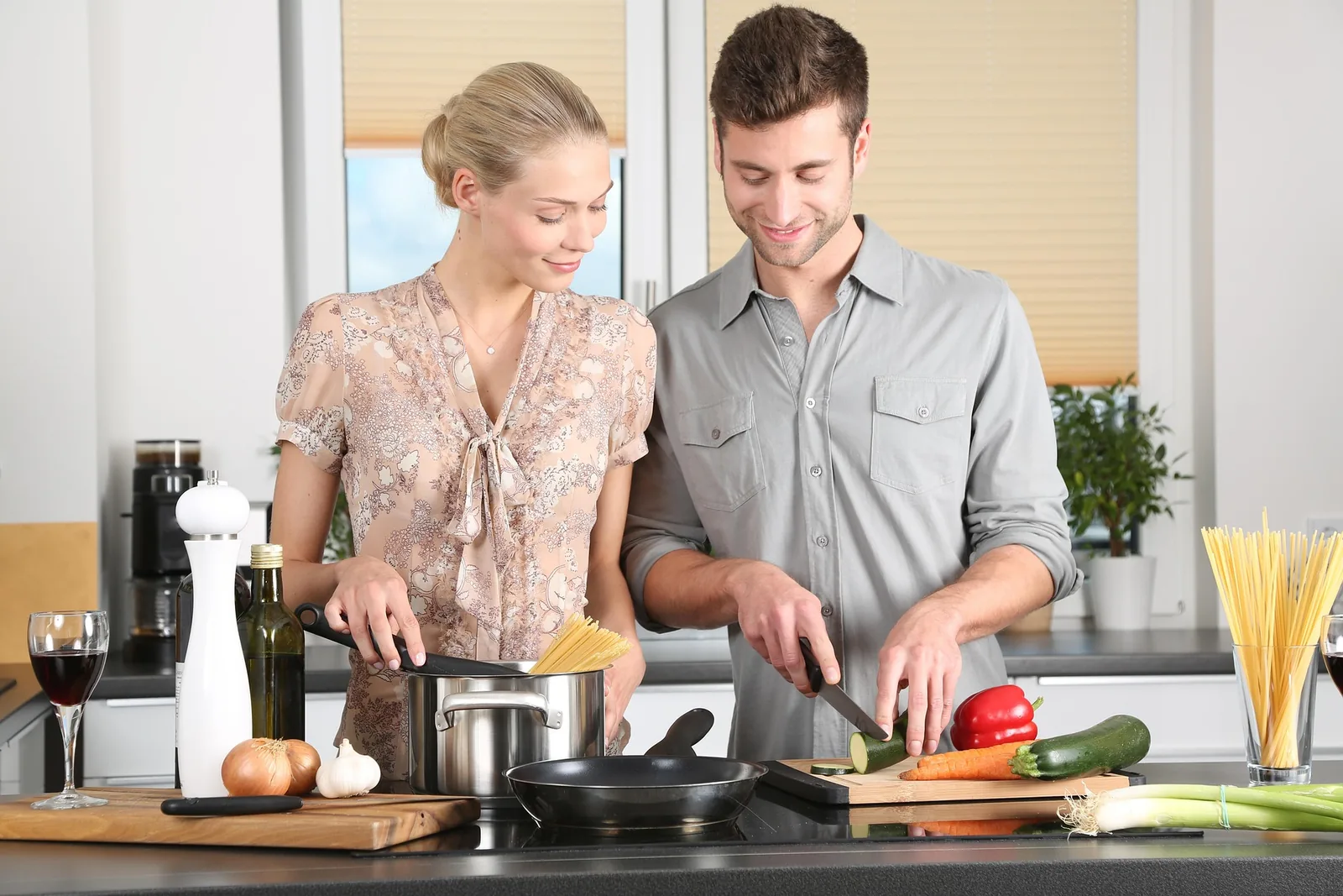 Dos personas preparando una comida en una cocina doméstica