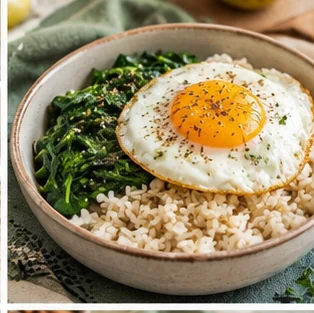 Imagen generada con IA de Arroz con espinacas y huevo a la plancha